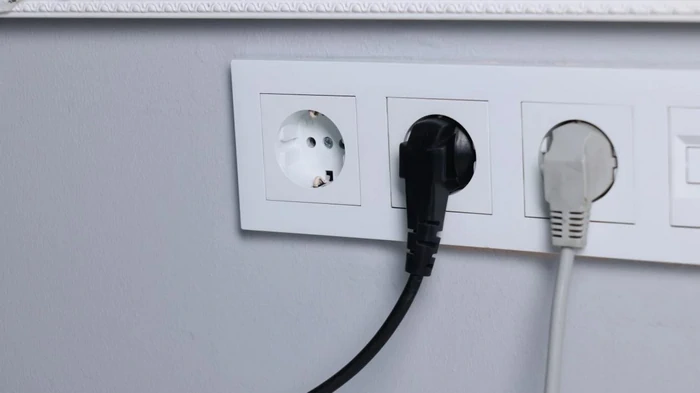 Které spotřebiče je třeba před spaním vždy odpojit ze zásuvky: elektrikáři jmenovali 7 nejlepších