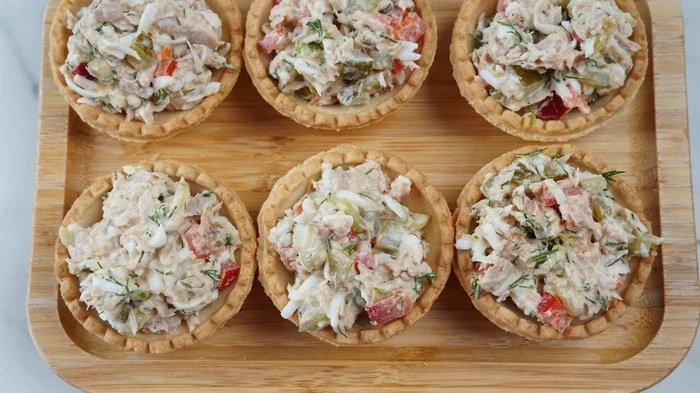 Tuňákový salát v tartaletkách: recept na krásný předkrm