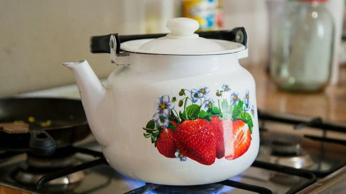 Vodní kámen ve vaší konvici zmizí, jako by nikdy nebyl: nepotřebujete k tomu ocet ani jedlou sodu, existuje na to lepší metoda.